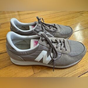New Balance 220 V1 Retro Sneakers, Women’s sz 7.5, Grey/Taupe/White EUC